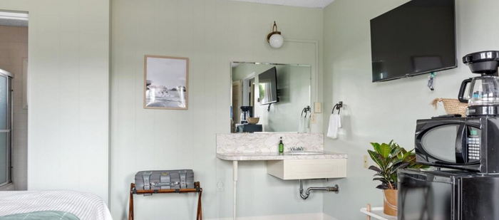 Motel Bear Lake (Bella Vista Lodge, Bella Vista Motor Lodge) - Web Listing (newer photo)